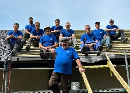 Die Brüder beim Baueinsatz auf dem Dach in Kaunas