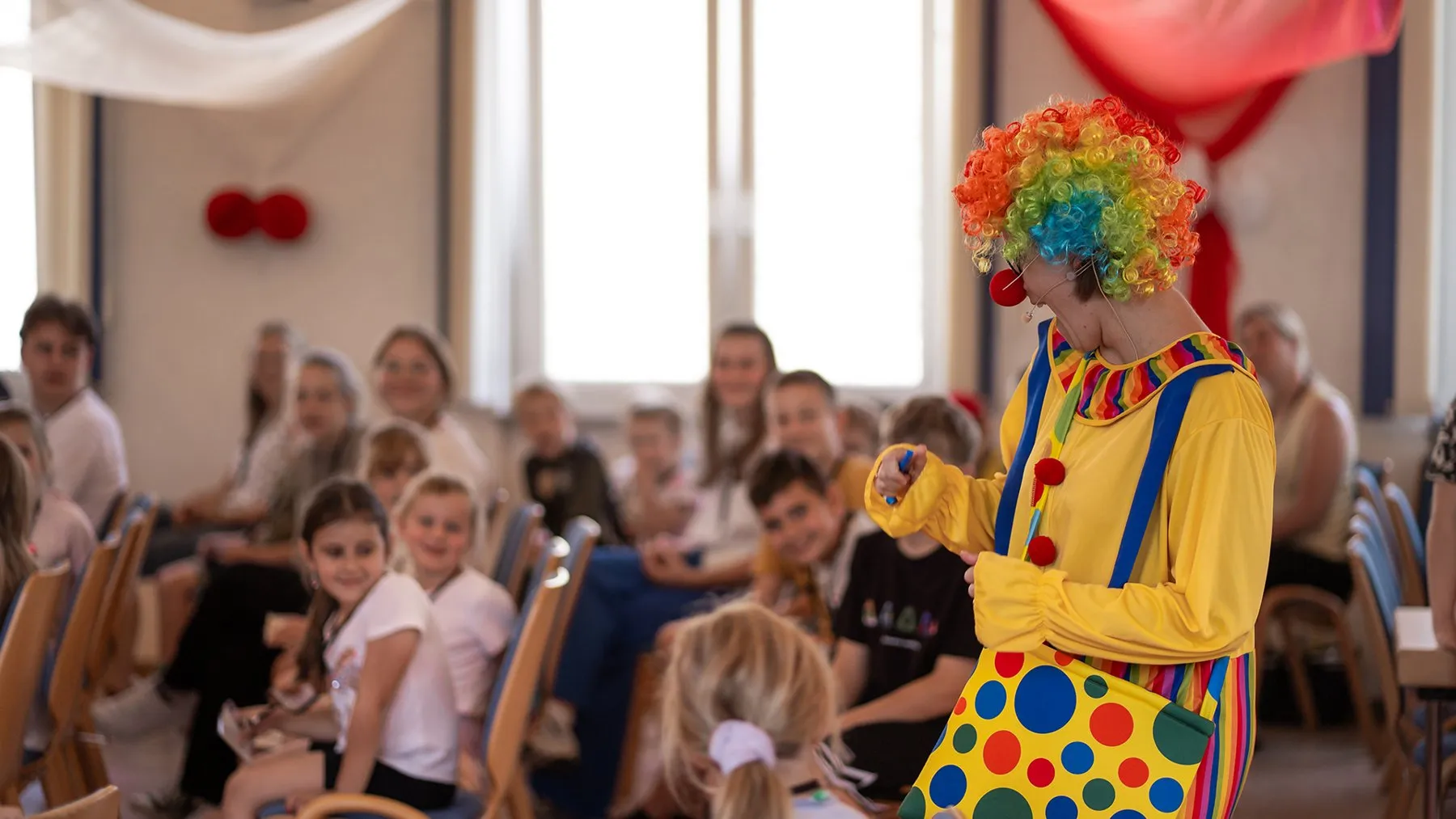 Clown Pippo zwischen den Kindern bei der KiBiWo