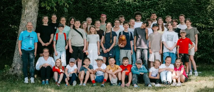 Gruppenfoto von Kindern und Mitarbeitern der Kinderfreizeit 2025