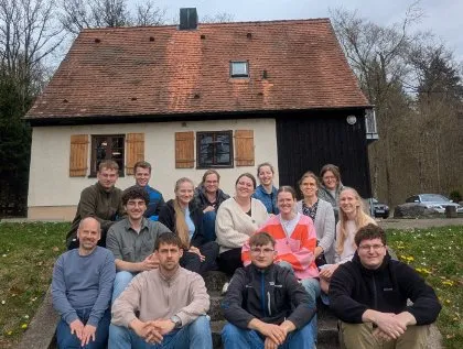 Das Kinderfreizeit-Team vor einem Haus