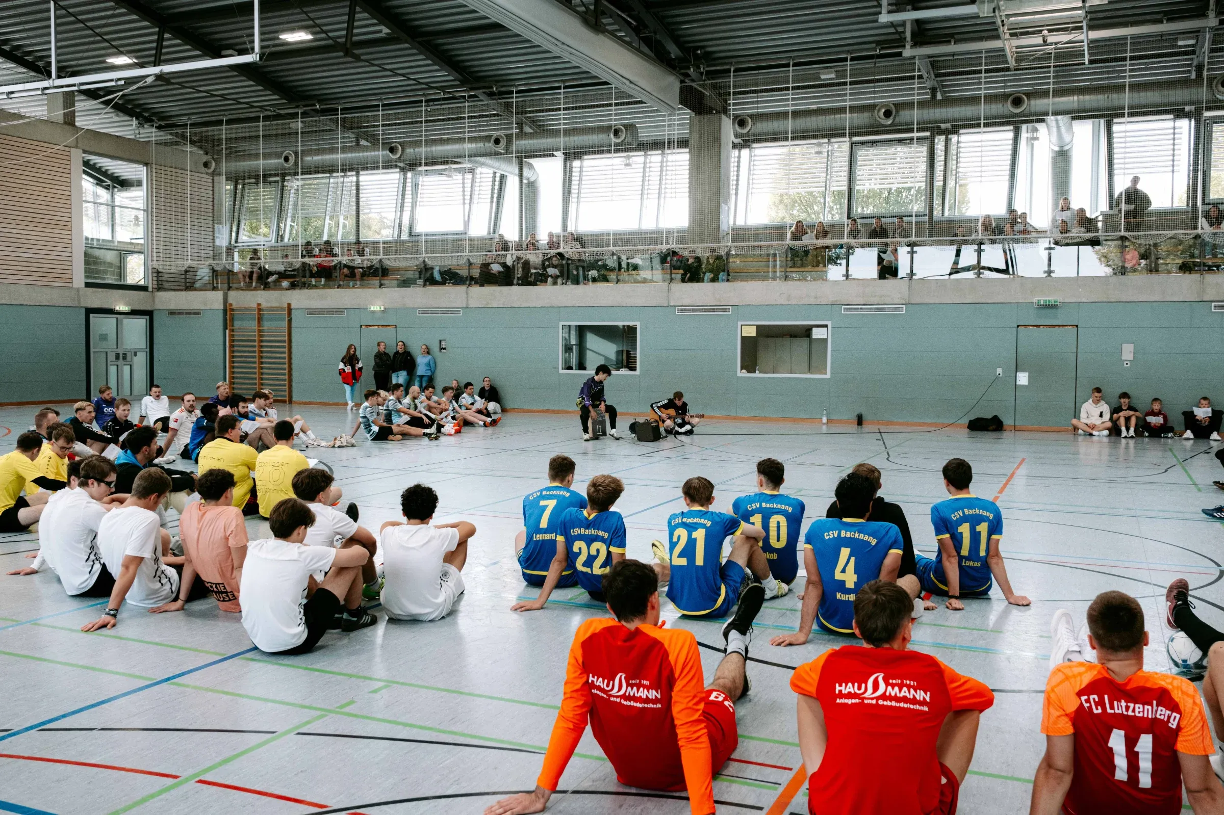 Gruppenfoto aller Mannschaften in der Sporthalle