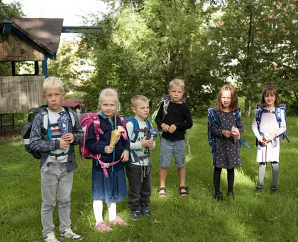 Schulanfänger mit Schultüten beim Sommerfest auf der Wiese