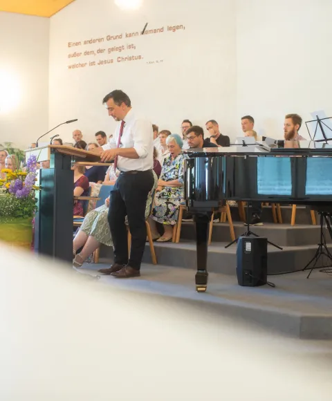 Predigt am Rednerpult im Taufgottesdienst